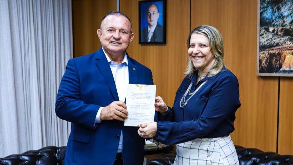 A desembargadora Cynthia Maria Pina Resende entregou o convite para a sessão solene ao presidente da Assembleia Legislativa, deputado Adolfo Menezes Foto: VannerCasaes/AgênciaALBA